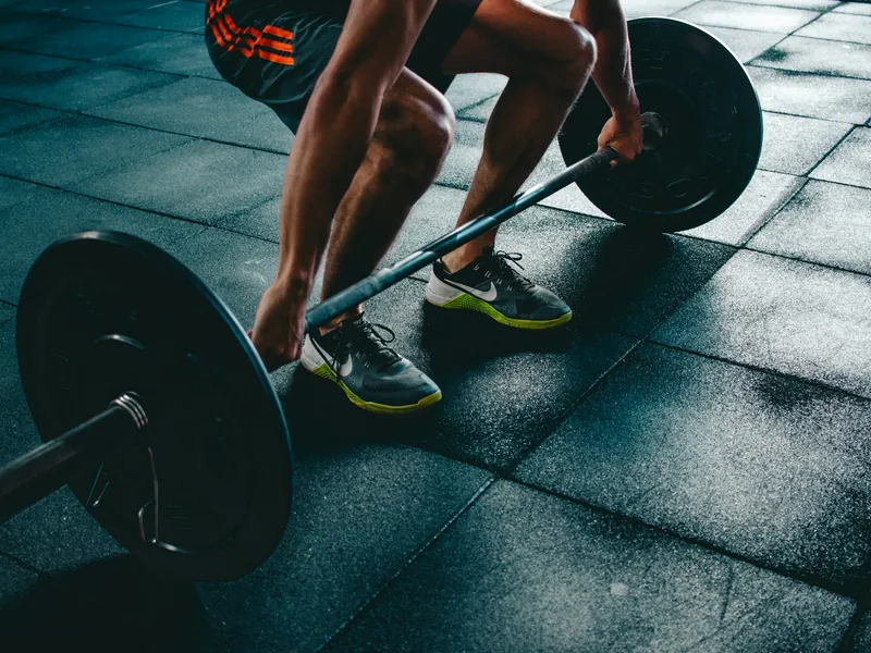 Nâng tạ đòn, góc thấp sát sàn